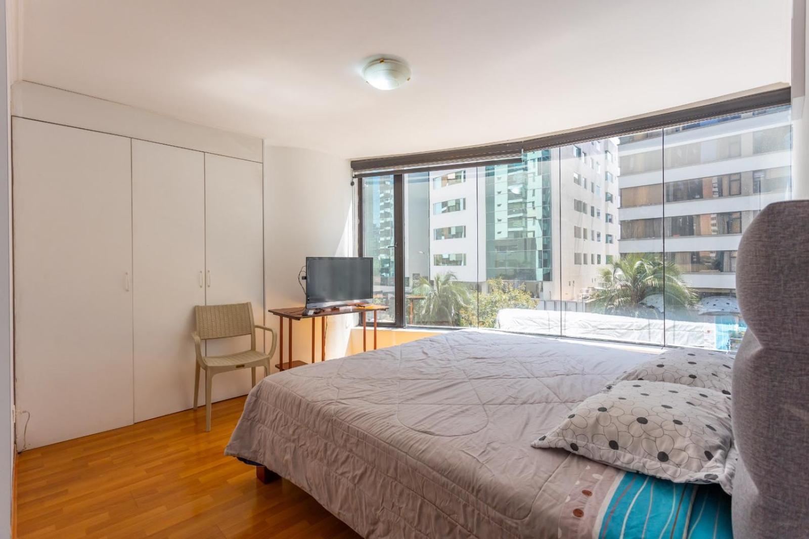 Departamento Familiar Con Vista, 4 Habitaciones, 10 Personas, 5 Camas, 3 Banos, 2 Parqueaderos, Agua Caliente, Wiffi, A 20 Metros Del Quicentro Shooping Y Estadio Olimpico *