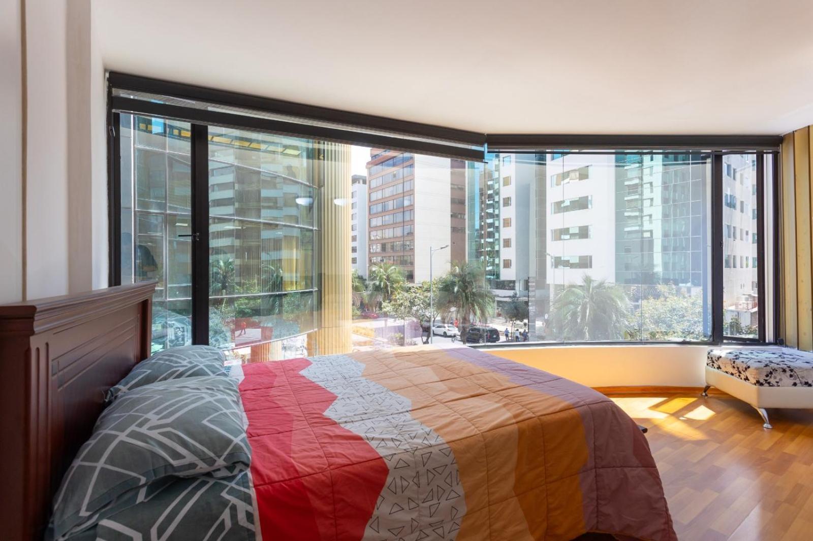 Departamento Familiar Con Vista, 4 Habitaciones, 10 Personas, 5 Camas, 3 Banos, 2 Parqueaderos, Agua Caliente, Wiffi, A 20 Metros Del Quicentro Shooping Y Estadio Olimpico Apartamento *