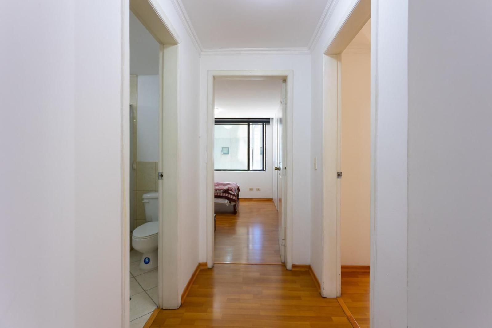 Apartamento Departamento Familiar Con Vista, 4 Habitaciones, 10 Personas, 5 Camas, 3 Banos, 2 Parqueaderos, Agua Caliente, Wiffi, A 20 Metros Del Quicentro Shooping Y Estadio Olimpico Quito
