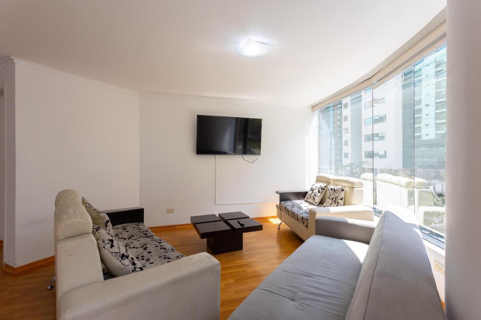 Departamento Familiar Con Vista, 4 Habitaciones, 10 Personas, 5 Camas, 3 Banos, 2 Parqueaderos, Agua Caliente, Wiffi, A 20 Metros Del Quicentro Shooping Y Estadio Olimpico Quito