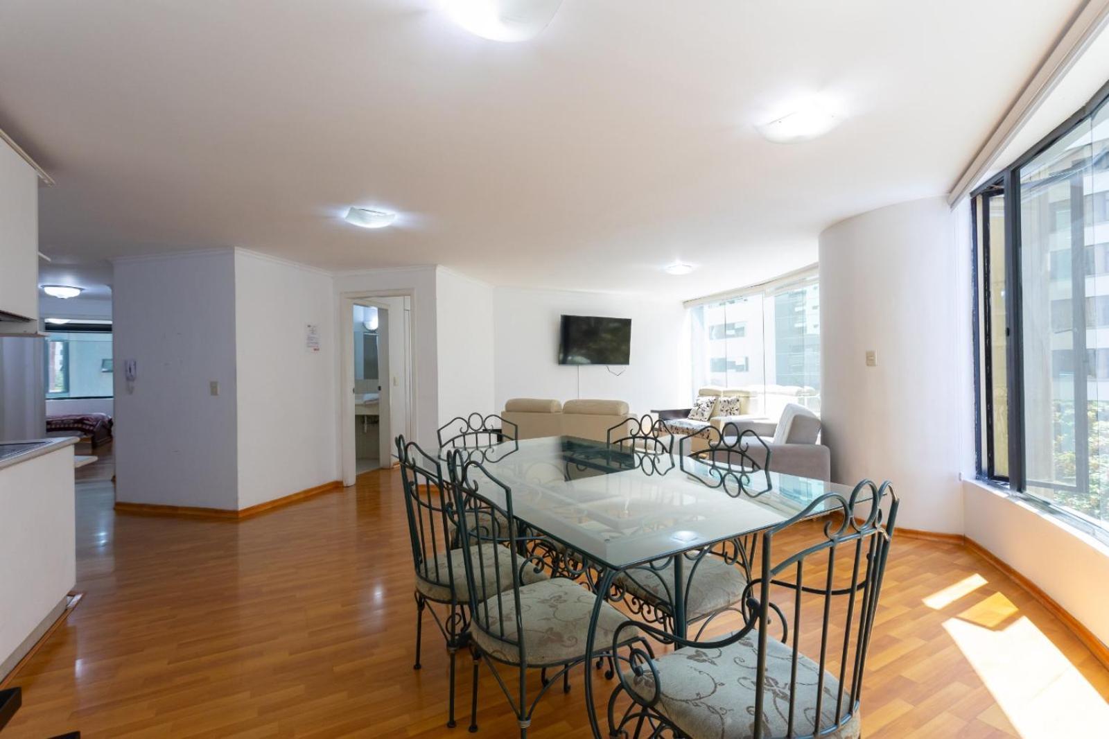 Apartamento Departamento Familiar Con Vista, 4 Habitaciones, 10 Personas, 5 Camas, 3 Banos, 2 Parqueaderos, Agua Caliente, Wiffi, A 20 Metros Del Quicentro Shooping Y Estadio Olimpico