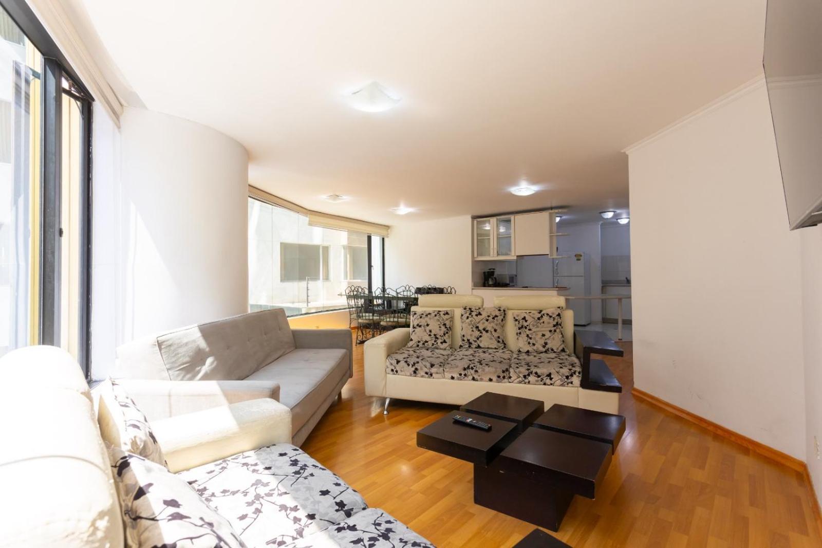 Departamento Familiar Con Vista, 4 Habitaciones, 10 Personas, 5 Camas, 3 Banos, 2 Parqueaderos, Agua Caliente, Wiffi, A 20 Metros Del Quicentro Shooping Y Estadio Olimpico *