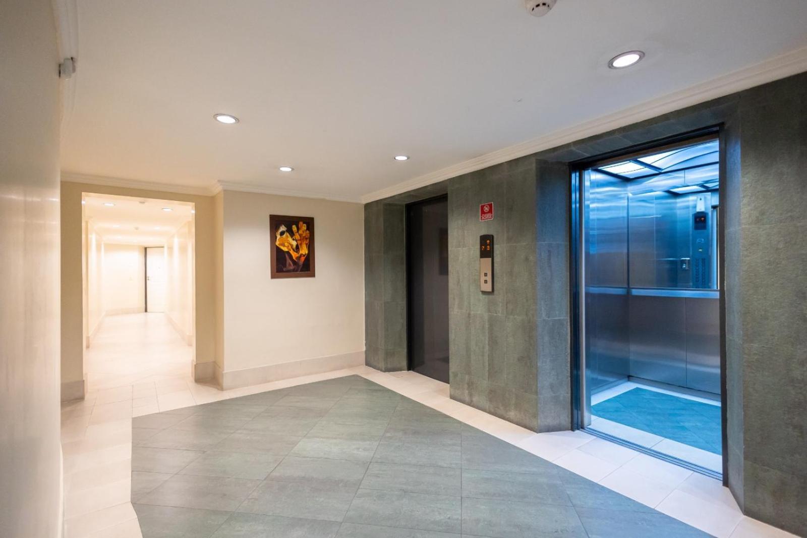 Apartamento Departamento Familiar Con Vista, 4 Habitaciones, 10 Personas, 5 Camas, 3 Banos, 2 Parqueaderos, Agua Caliente, Wiffi, A 20 Metros Del Quicentro Shooping Y Estadio Olimpico