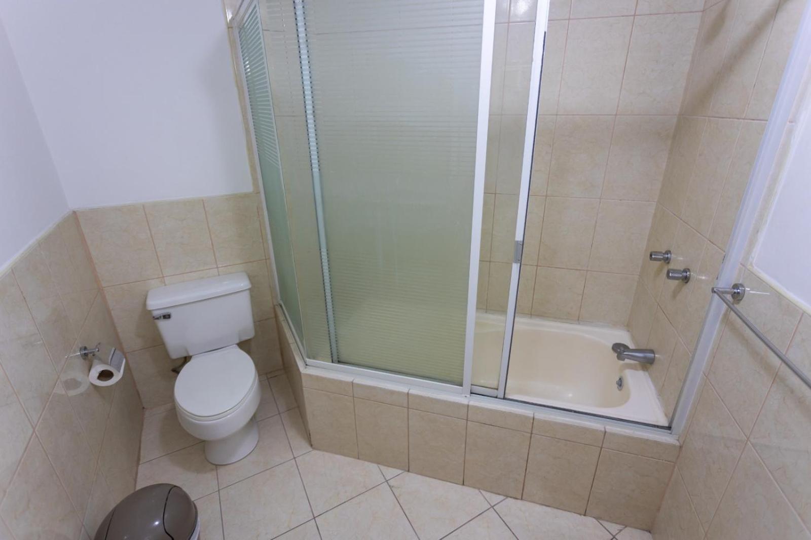 Departamento Familiar Con Vista, 4 Habitaciones, 10 Personas, 5 Camas, 3 Banos, 2 Parqueaderos, Agua Caliente, Wiffi, A 20 Metros Del Quicentro Shooping Y Estadio Olimpico * Quito