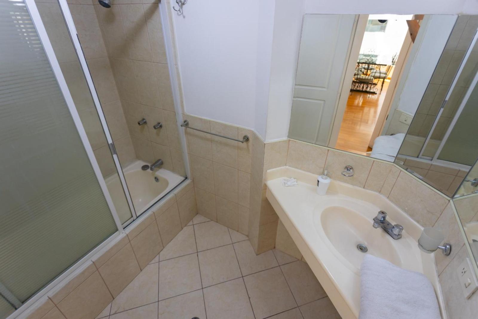 Departamento Familiar Con Vista, 4 Habitaciones, 10 Personas, 5 Camas, 3 Banos, 2 Parqueaderos, Agua Caliente, Wiffi, A 20 Metros Del Quicentro Shooping Y Estadio Olimpico Apartamento