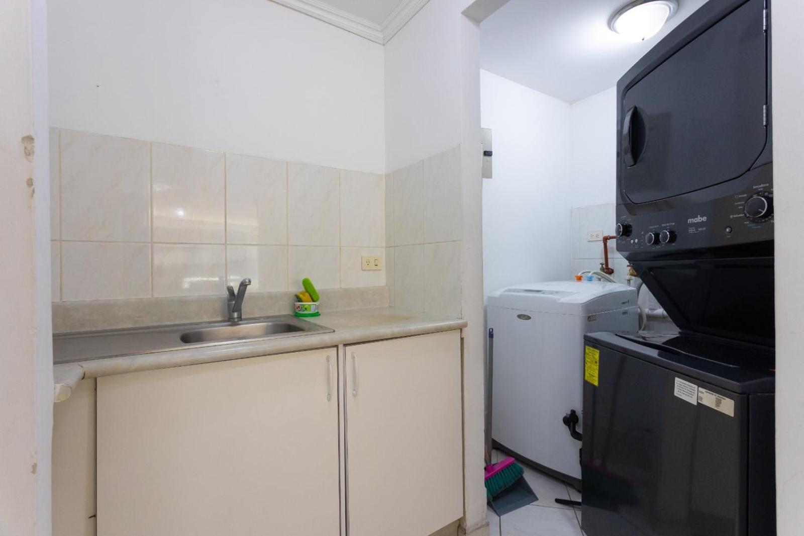 Apartamento Departamento Familiar Con Vista, 4 Habitaciones, 10 Personas, 5 Camas, 3 Banos, 2 Parqueaderos, Agua Caliente, Wiffi, A 20 Metros Del Quicentro Shooping Y Estadio Olimpico *