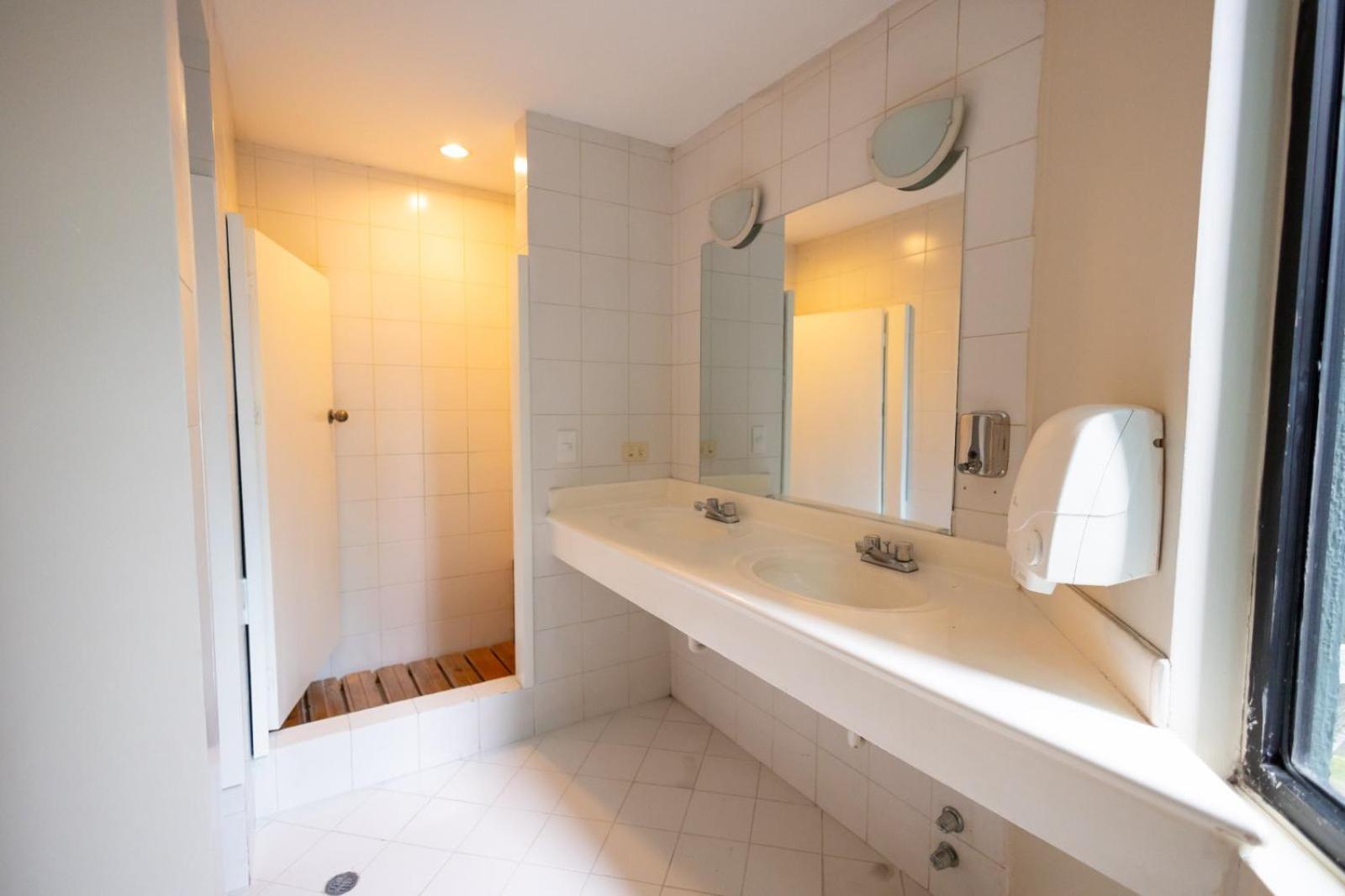 Departamento Familiar Con Vista, 4 Habitaciones, 10 Personas, 5 Camas, 3 Banos, 2 Parqueaderos, Agua Caliente, Wiffi, A 20 Metros Del Quicentro Shooping Y Estadio Olimpico Apartamento *