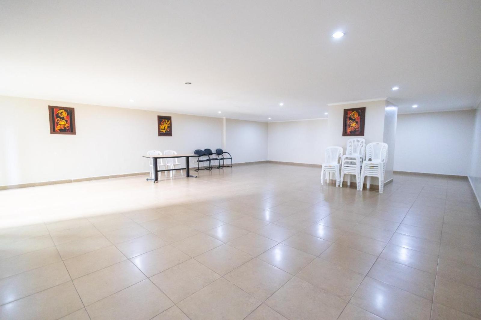 Departamento Familiar Con Vista, 4 Habitaciones, 10 Personas, 5 Camas, 3 Banos, 2 Parqueaderos, Agua Caliente, Wiffi, A 20 Metros Del Quicentro Shooping Y Estadio Olimpico Apartamento Quito